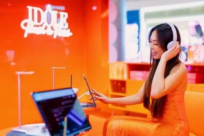 A visitor listens to personalised music through headphones at Lancôme’s Idôle House activation